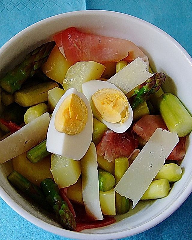 Lauwarmer Spargel-Kartoffelsalat mit Schinken und Ei