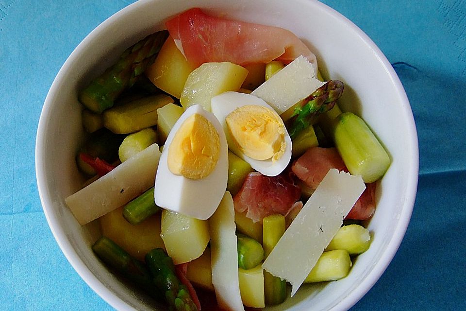 Lauwarmer Spargel-Kartoffelsalat mit Schinken und Ei