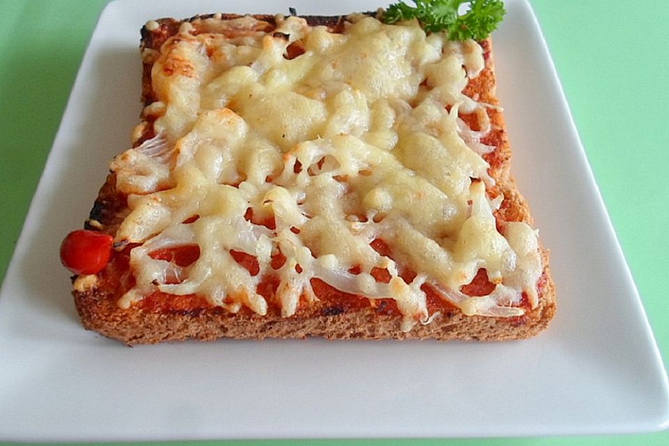 Toast mit Tomatenmark, Zwiebeln und Reibekäse