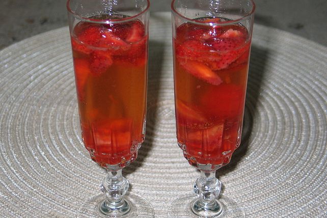 Zitronen-Sektcocktail mit Erdbeeren von tugay1| Chefkoch