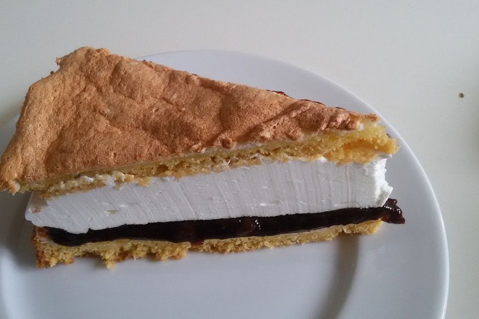 Ernies erfrischende Quark-Baiser Torte mit Pflaumenmus