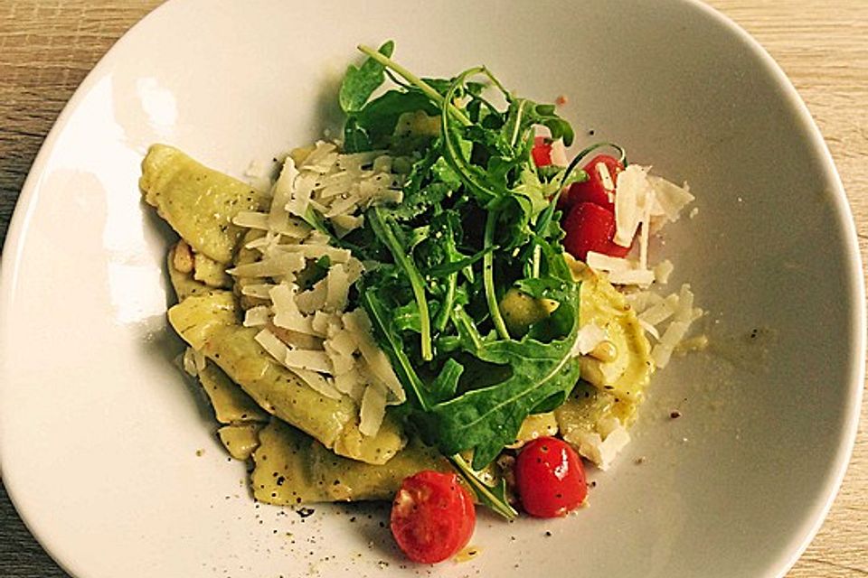 Ricotta-Tortellini mit Rucola, Tomaten und Pinienkernen