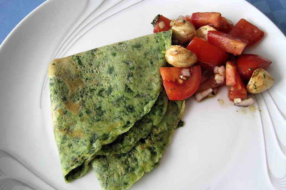 Spinatpfannkuchen mit Tomatensalat