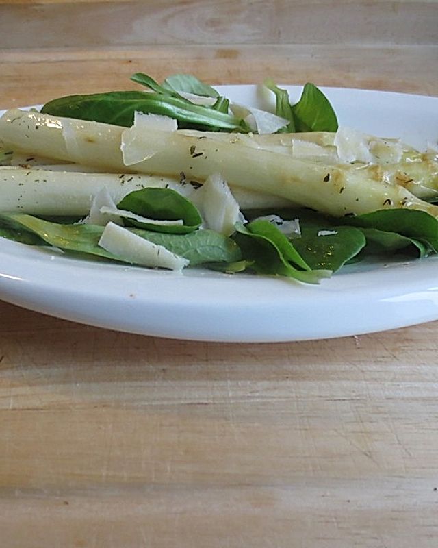 Spargel auf Feldsalat mit Zitronen-Olivenöldressing und Parmesen