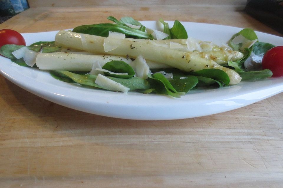 Spargel auf Feldsalat mit Zitronen-Olivenöldressing und Parmesen