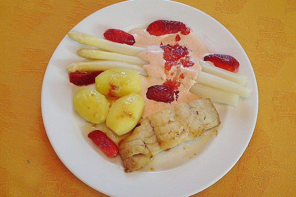 Seelachs mit Spargel und Erdbeeren