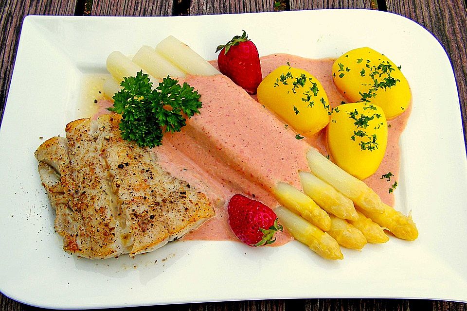 Seelachs mit Spargel und Erdbeeren