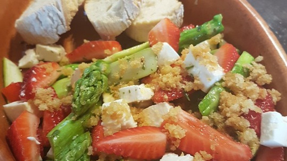 Lauwarmer Spargelsalat Mit Feta K se Und Erdbeeren Von Gl ckskind888 lauwarmer-spargelsalat-mit-feta-k-se-und-erdbeeren-von-gl-ckskind888
