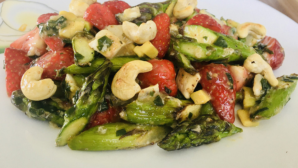 Lauwarmer Spargelsalat Mit Feta K se Und Erdbeeren Von Gl ckskind888 lauwarmer-spargelsalat-mit-feta-k-se-und-erdbeeren-von-gl-ckskind888