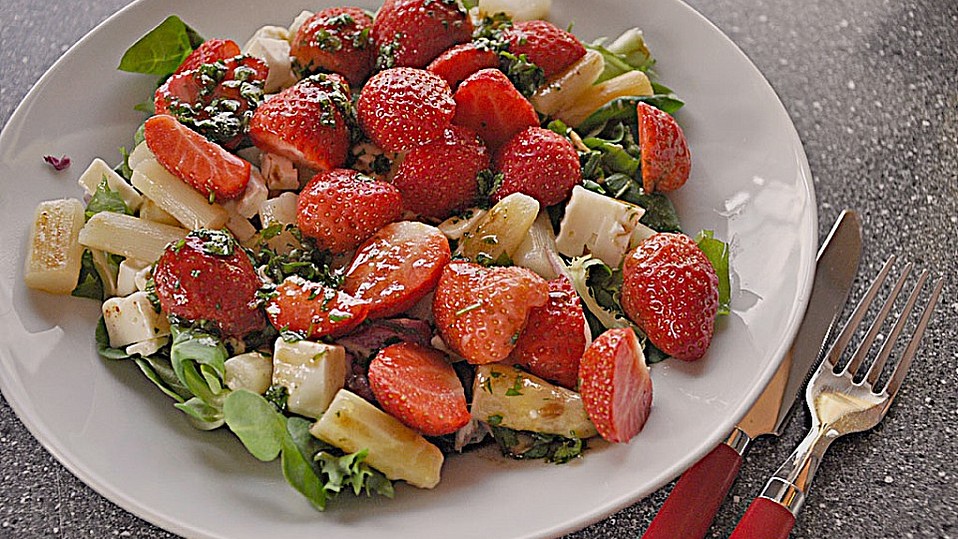 Lauwarmer Spargelsalat Mit Feta K se Und Erdbeeren Von Gl ckskind888 lauwarmer-spargelsalat-mit-feta-k-se-und-erdbeeren-von-gl-ckskind888
