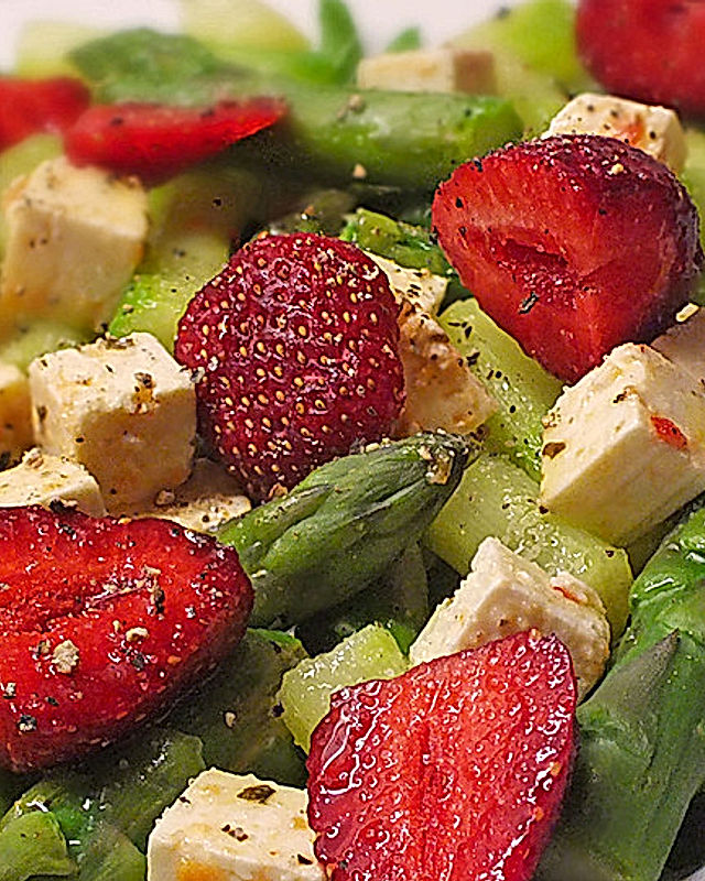 Lauwarmer Spargelsalat mit Feta-Käse und Erdbeeren