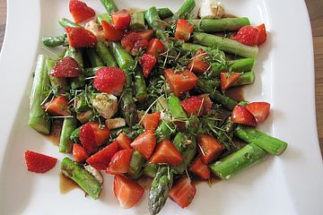 Lauwarmer Spargelsalat mit Feta-Käse und Erdbeeren