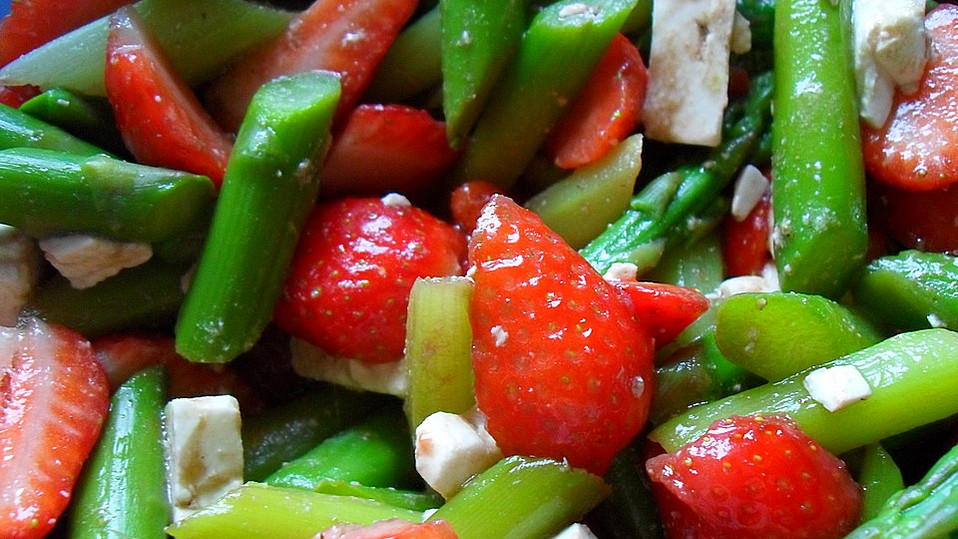 Lauwarmer Spargelsalat Mit Feta K se Und Erdbeeren Von Gl ckskind888 lauwarmer-spargelsalat-mit-feta-k-se-und-erdbeeren-von-gl-ckskind888
