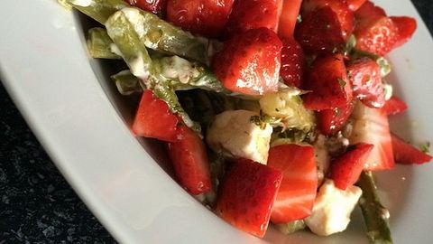 Lauwarmer Spargelsalat Mit Feta K se Und Erdbeeren Von Gl ckskind888 lauwarmer-spargelsalat-mit-feta-k-se-und-erdbeeren-von-gl-ckskind888