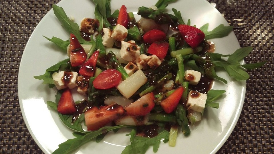 Lauwarmer Spargelsalat Mit Feta K se Und Erdbeeren Von Gl ckskind888 lauwarmer-spargelsalat-mit-feta-k-se-und-erdbeeren-von-gl-ckskind888