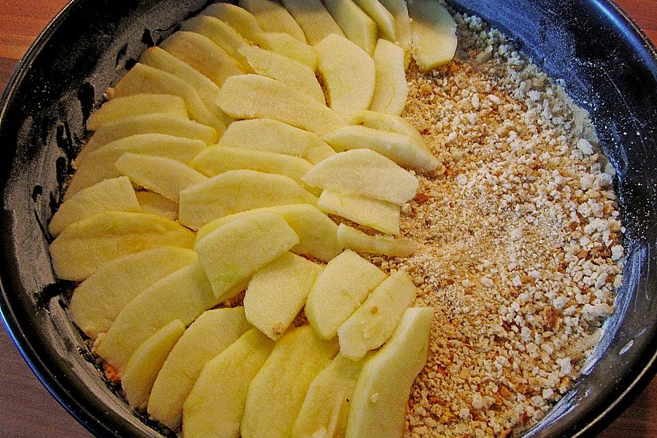 Apfelstreuselkuchen mit Walnüssen