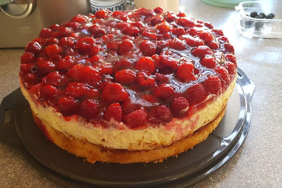 Himbeerkuchen mit Schmandcreme auf dem Blech