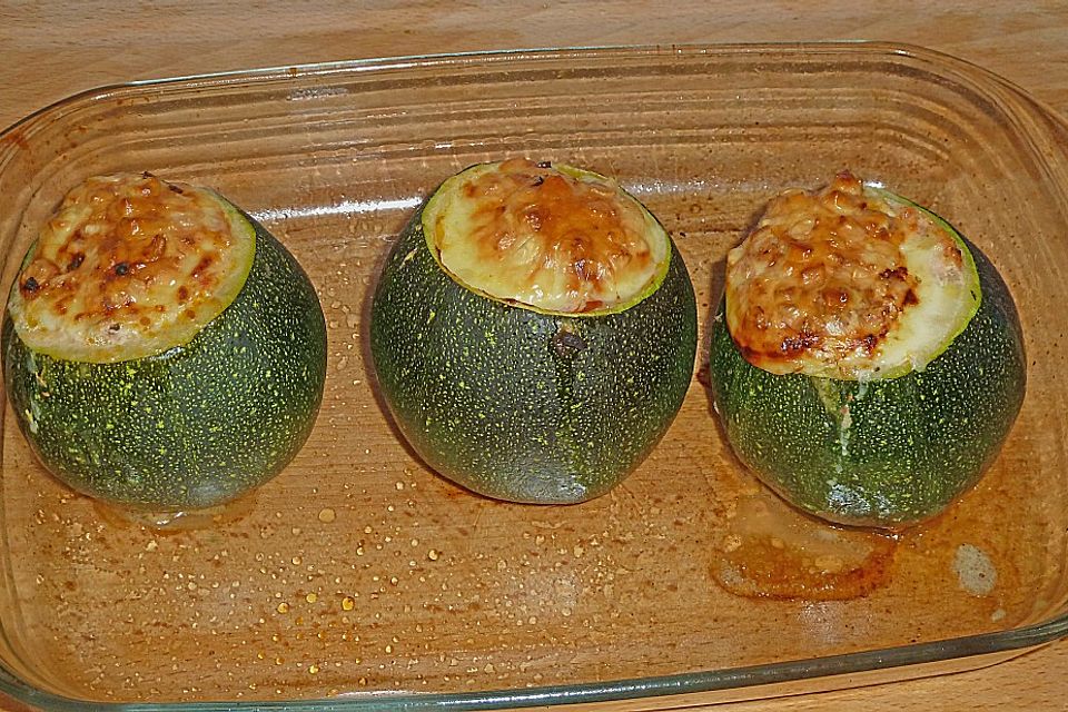 Runde gefüllte Zucchini