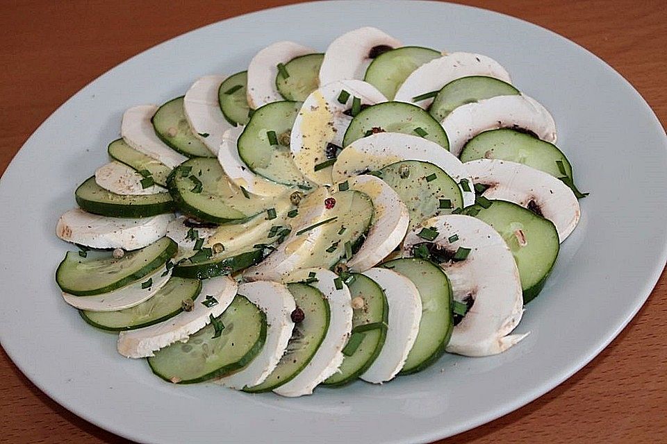 Champignon-Gurken-Carpaccio mit Senf-Dressing