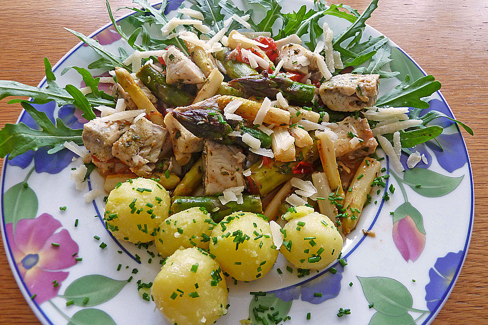 Spargel mit Lachs, Tomaten und Rucola