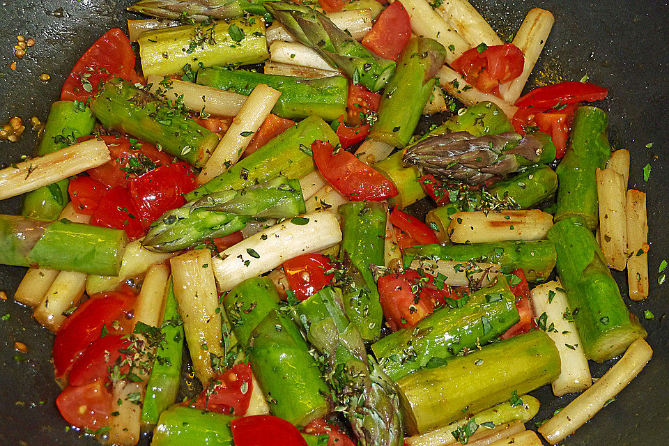 Spargel mit Lachs, Tomaten und Rucola