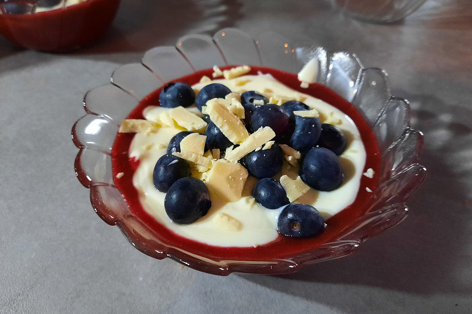 Weißes Schokolade-Quark Dessert mit Himbeerpüree