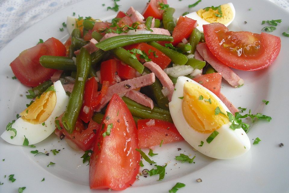 Bohnensalat mit  Ei, Tomate und Wurst