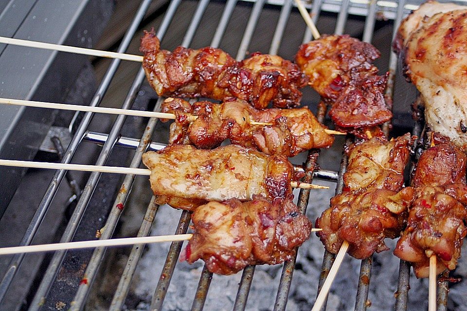 Hähnchen-Kebab von den niederländischen Antillen mit Erdnusssauce