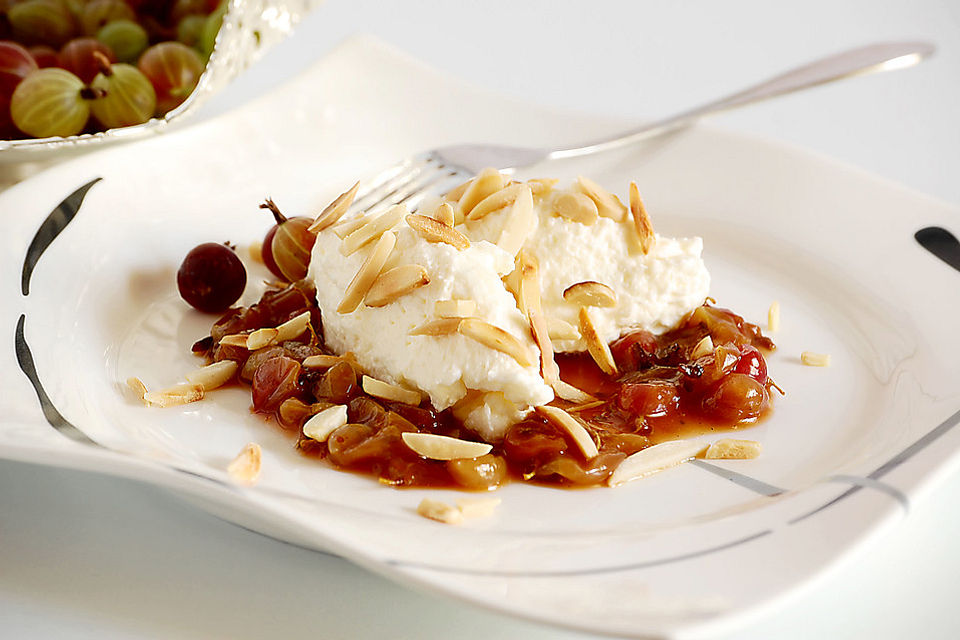 Quark-Sahne Dessert mit karamellisierten Stachelbeeren