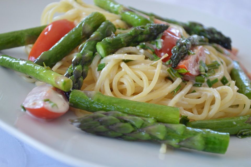 Nudeln mit Spargel, Tomaten und Bärlauch