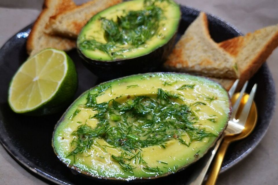 Avocado mit Senf-Dill-Soße