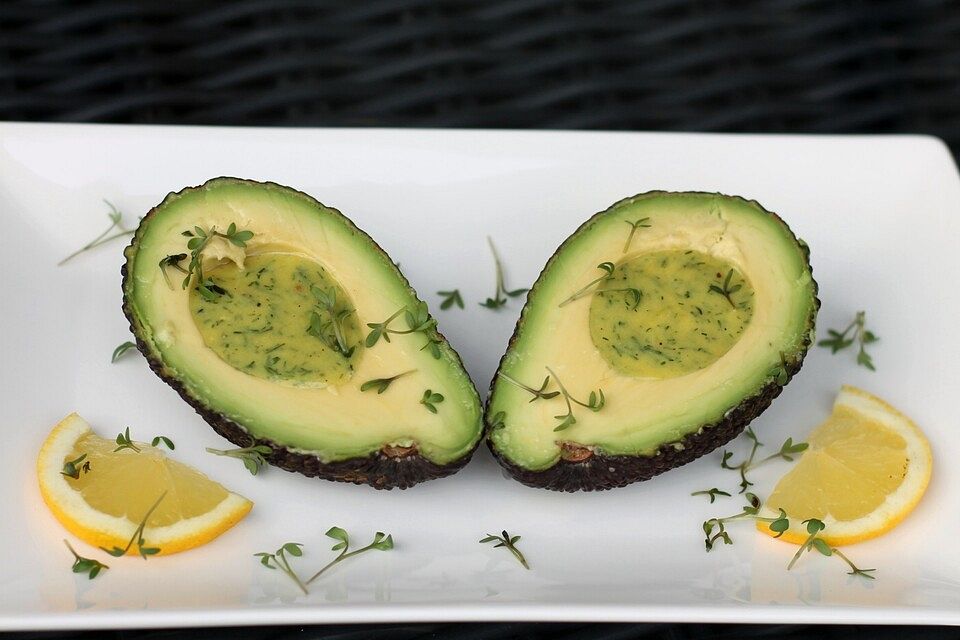 Avocado mit Senf-Dill-Soße