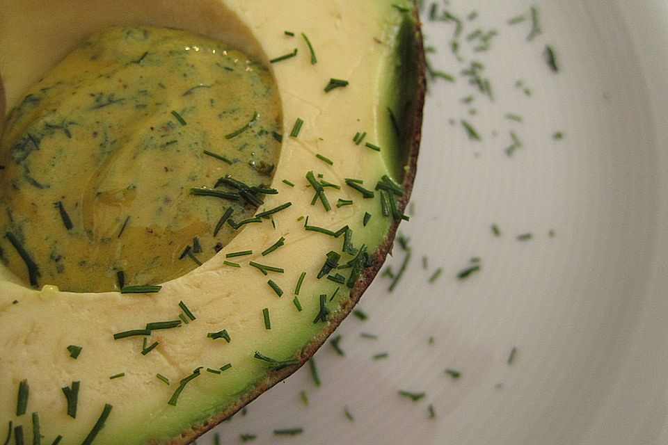 Avocado mit Senf-Dill-Soße