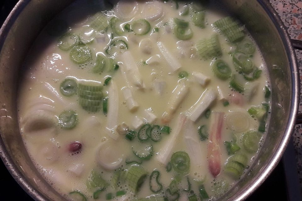 Spargelcremesuppe mit Frühlingszwiebeln und Schinkenwürfeln