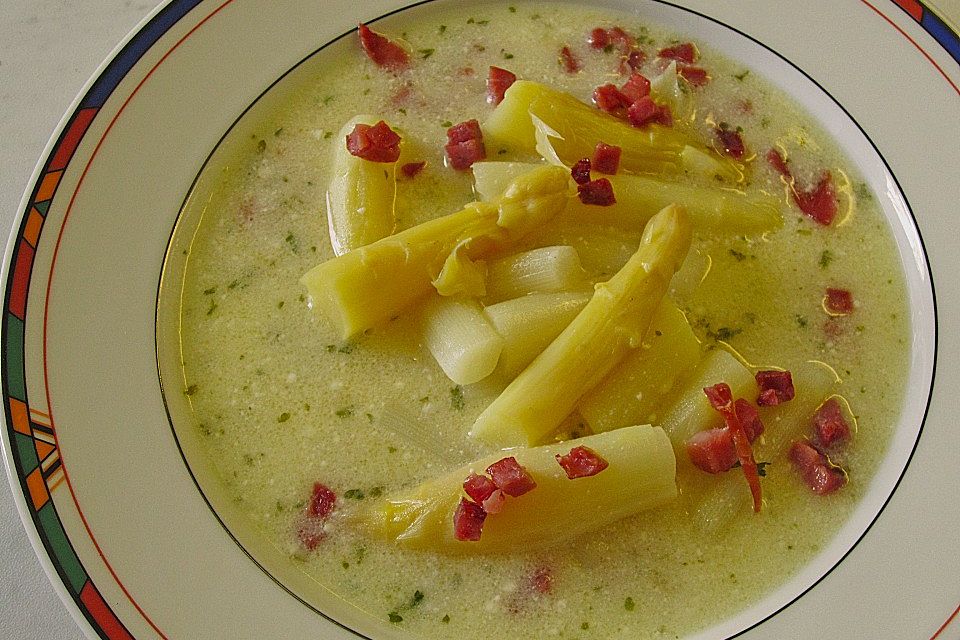 Spargelcremesuppe mit Frühlingszwiebeln und Schinkenwürfeln