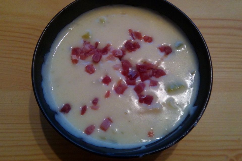 Spargelcremesuppe mit Frühlingszwiebeln und Schinkenwürfeln