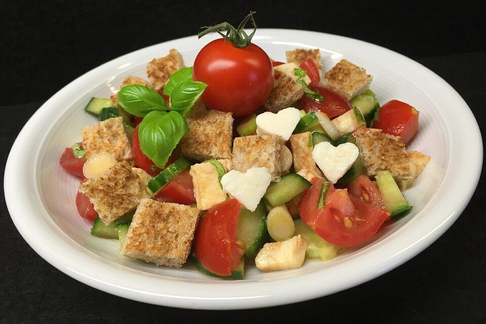 Italienischer Tomaten-Brotsalat mit Mozzarella