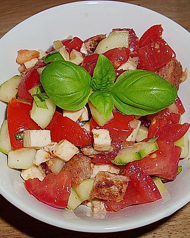 Italienischer Tomaten-Brotsalat mit Mozzarella