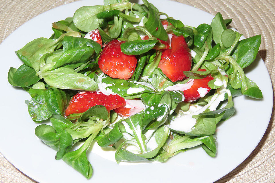 Feldsalat mit frischen Erdbeeren