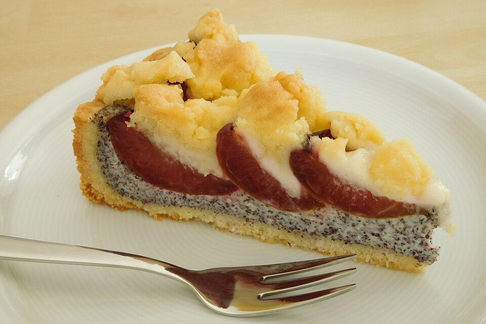 Zwetschgenkuchen mit Mohnquark und Butterstreuseln