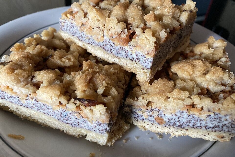 Zwetschgenkuchen mit Mohnquark und Butterstreuseln