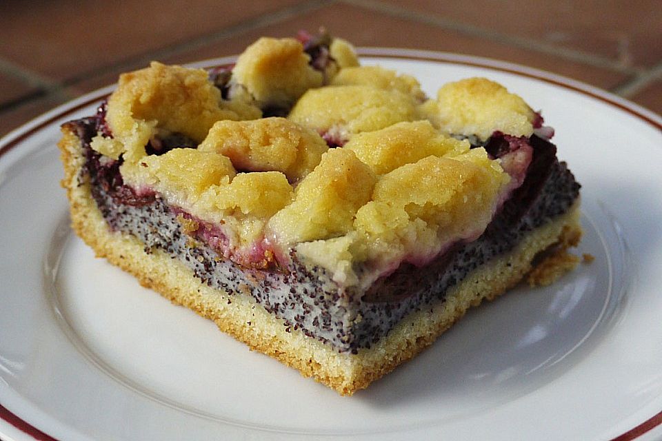 Zwetschgenkuchen mit Mohnquark und Butterstreuseln