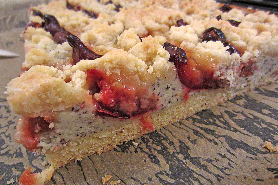 Zwetschgenkuchen mit Mohnquark und Butterstreuseln