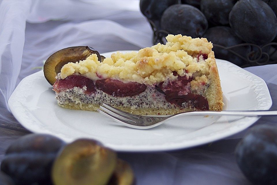 Zwetschgenkuchen mit Mohnquark und Butterstreuseln