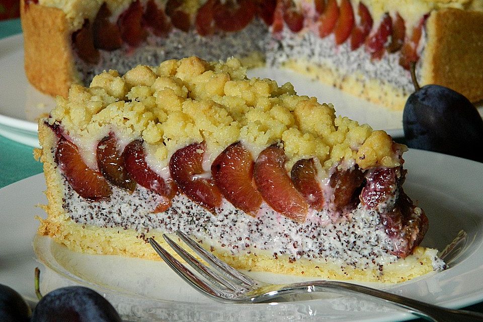 Zwetschgenkuchen mit Mohnquark und Butterstreuseln