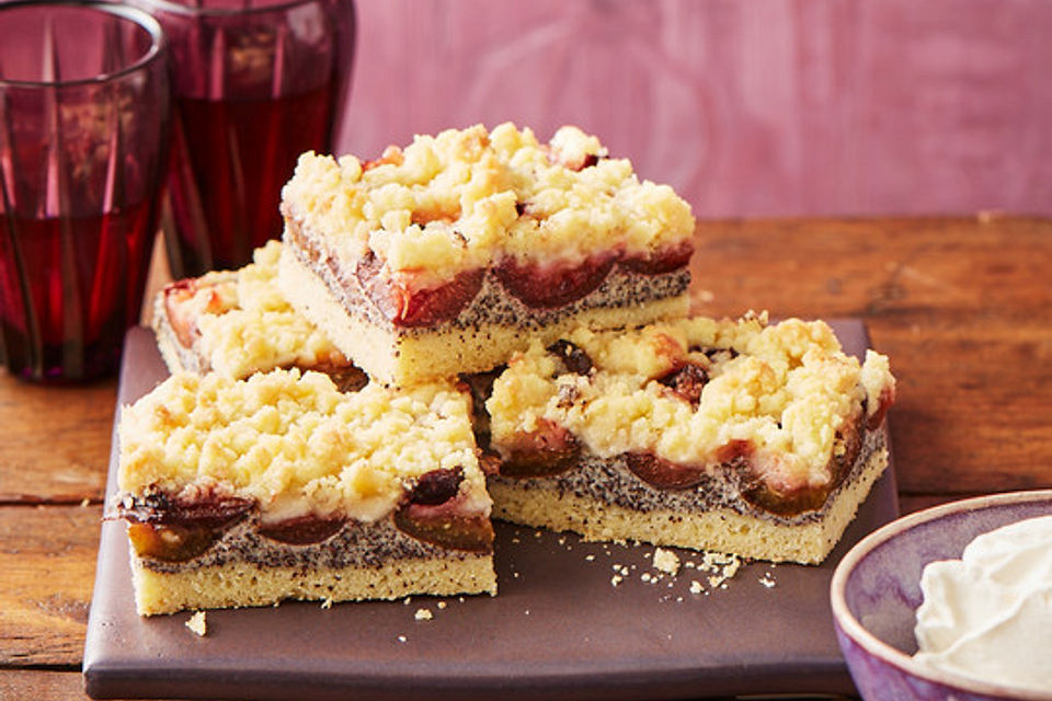 Zwetschgenkuchen mit Mohnquark und Butterstreuseln