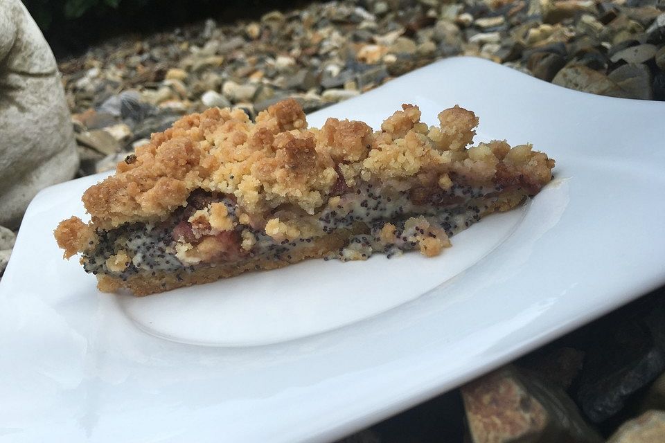 Zwetschgenkuchen mit Mohnquark und Butterstreuseln