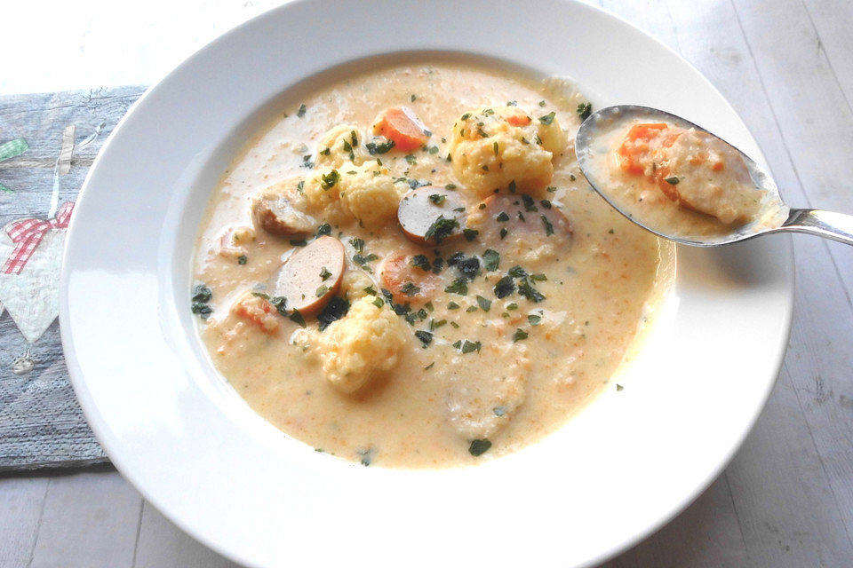 Blumenkohl-Karotten-Käse-Suppe mit Regensburger