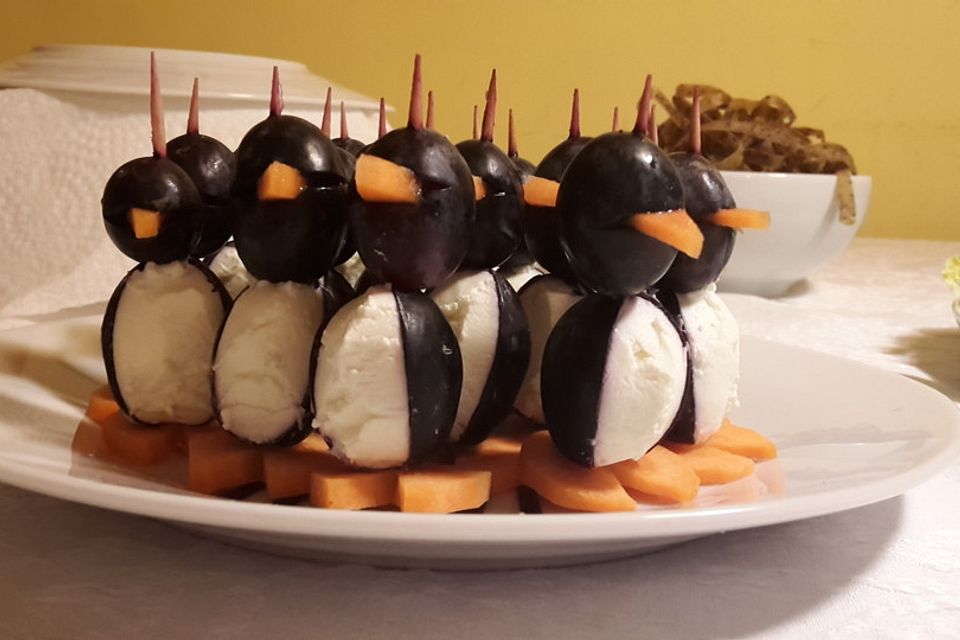 Kleine Pinguine mit Traubenfrack und Karottenfüßchen Kleine Pinguine mit Traubenfrack und Karottenfüßchen