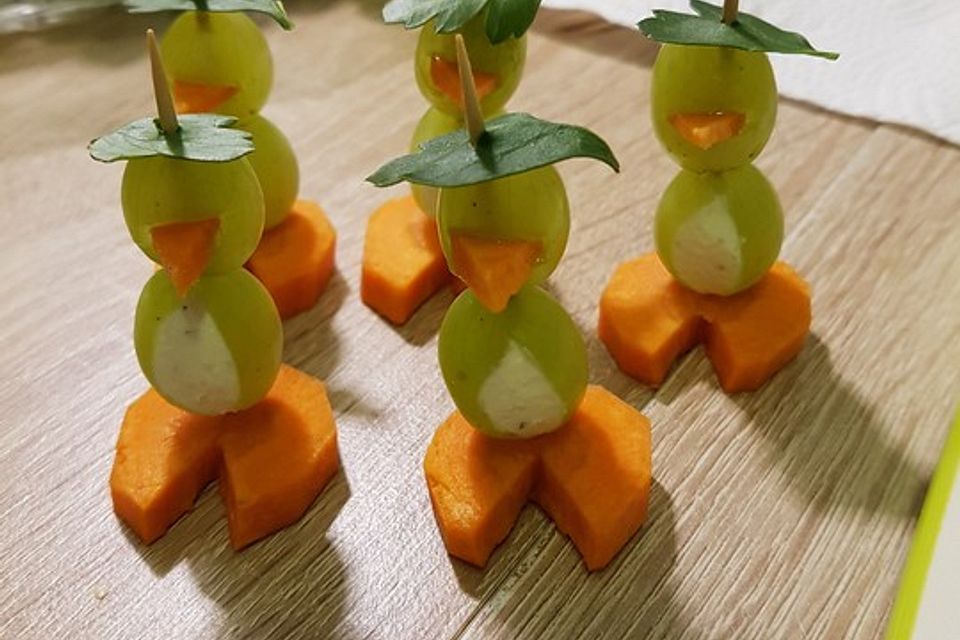 Kleine Pinguine mit Traubenfrack und Karottenfüßchen Kleine Pinguine mit Traubenfrack und Karottenfüßchen